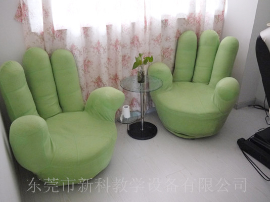 學校<a href='http://www.micbuy.cn' target='1' style='font-size:14px; font-weight:bold; color:#0080ff;'>心理咨詢室</a>布置